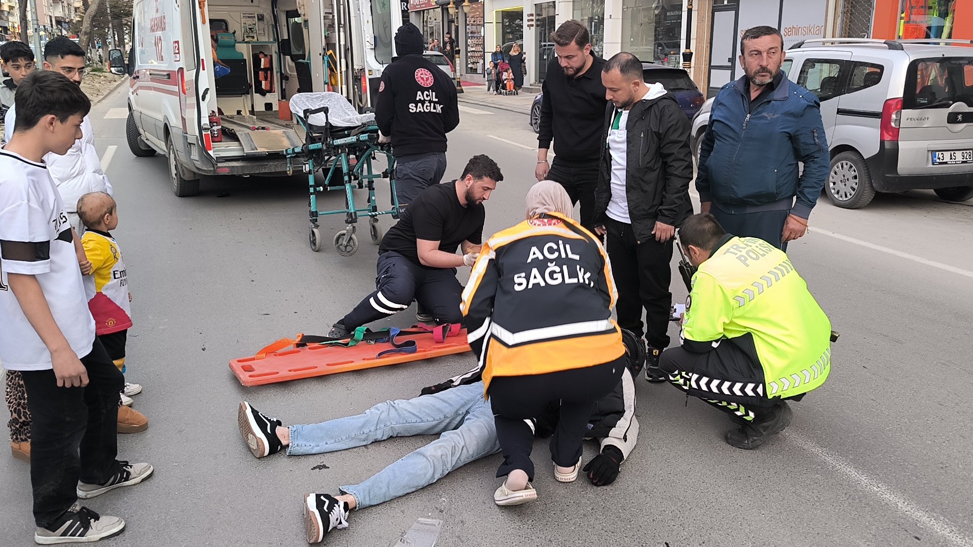 Kütahya'da Motosiklet Aniden Önüne Çıkan Araca Çarptı (3)