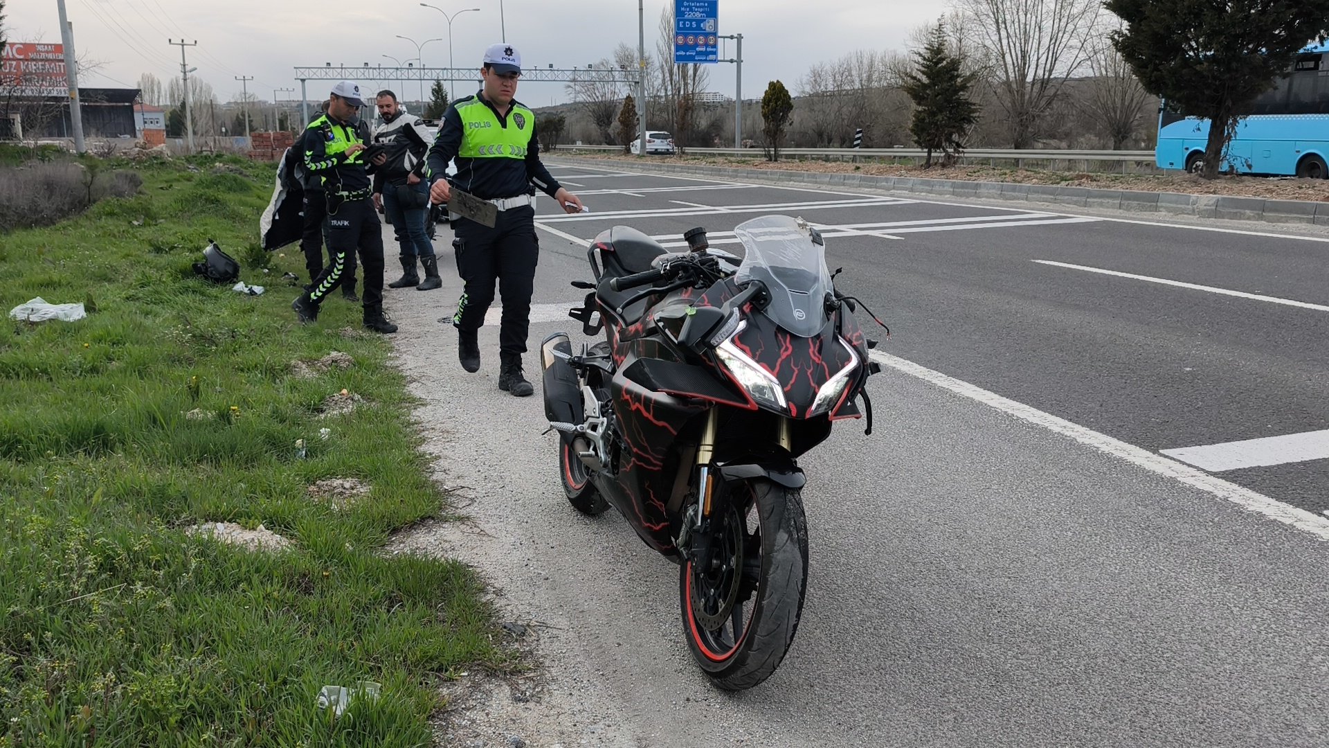 Kütahya’da Motosiklet Köpeğe Çarpıp Takla Attı (3)
