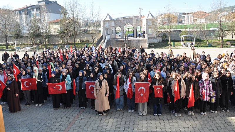 Kütahya’da Öğrenciler, Hayatını Kaybeden Öğretmen Ve Öğrencileri Unutmadı (3)