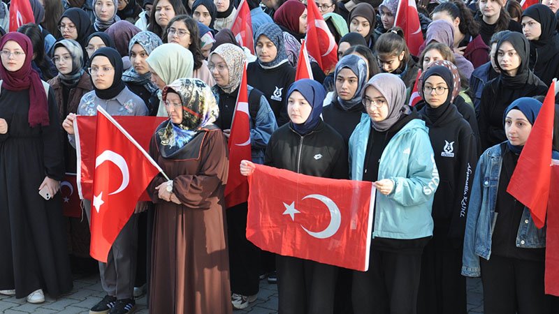 Kütahya’da Öğrenciler, Hayatını Kaybeden Öğretmen Ve Öğrencileri Unutmadı (5)