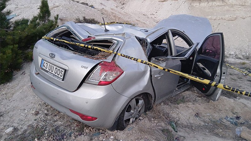 Kütahya’da Otomobil Takla Attı, 3 Genç Yaralı (5)