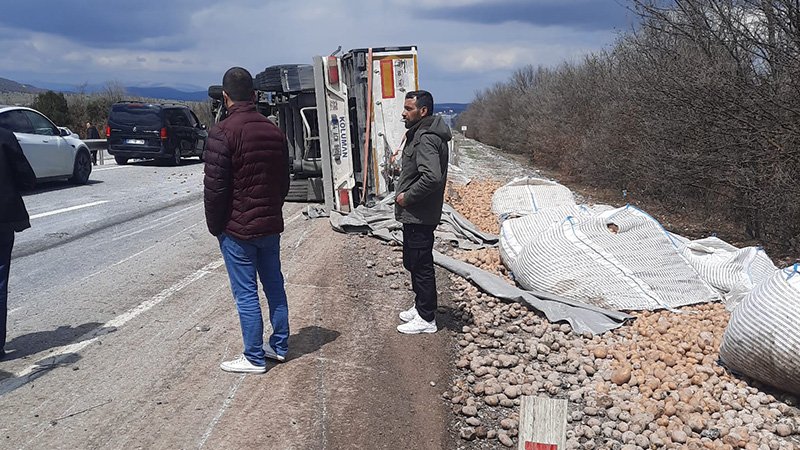 Kütahya’da Patates Yüklü Tır Devrildi, Yol Kapandı (2)