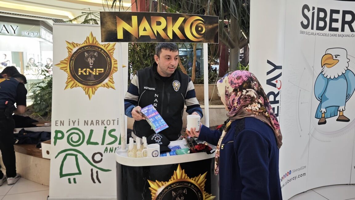 Kütahyada Polis Haftasında Bilgilendirme Standı