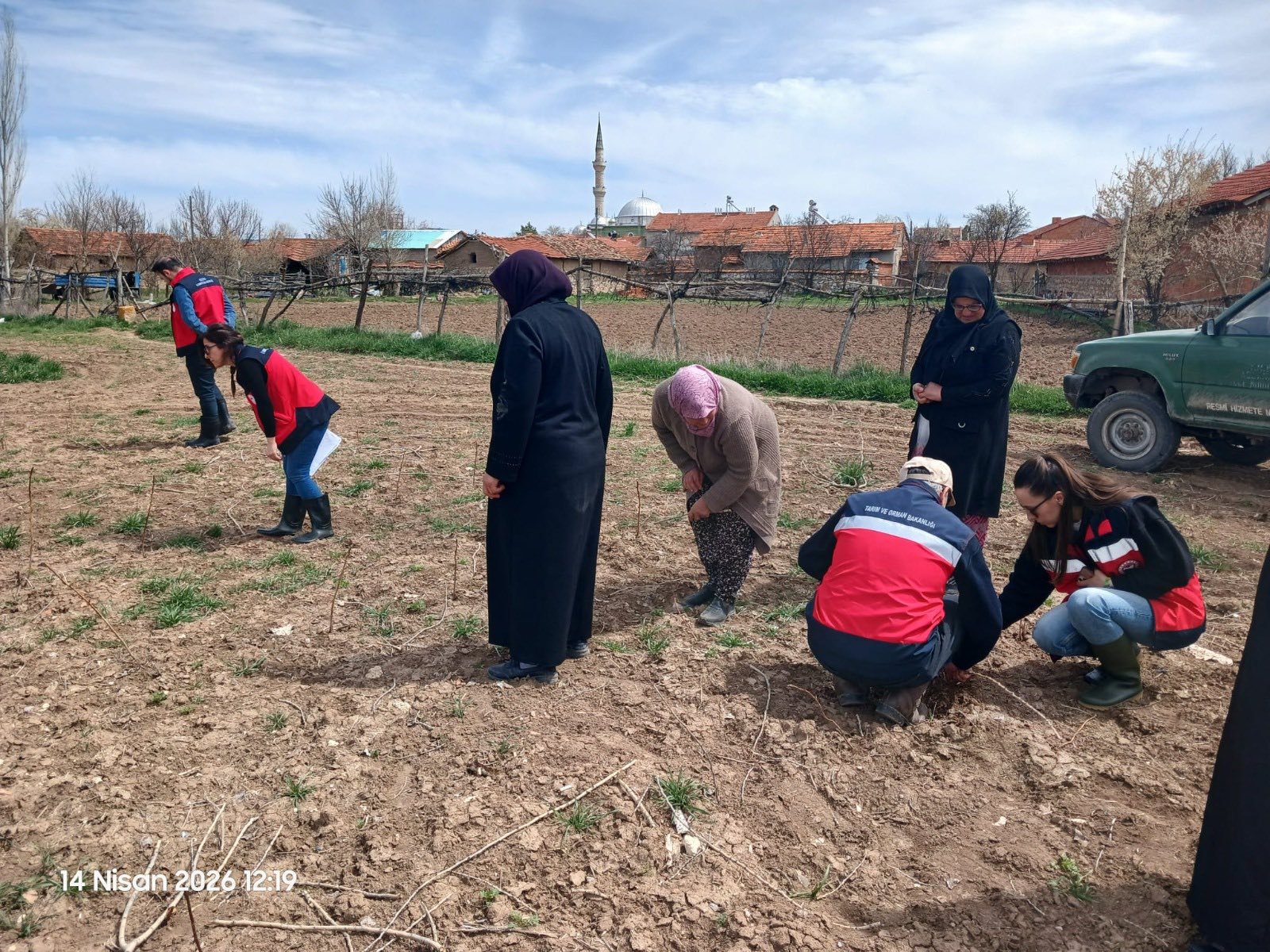 Kütahya’da Tarımsal Üretimin Kalitesini Artırmaya Yönelik Çalışmalar Kapsamında Yalnızsaray Köyü’nde Çiftçilere Eğitim Verildi Ve Saha Kontrolleri Gerçekleştirildi.2