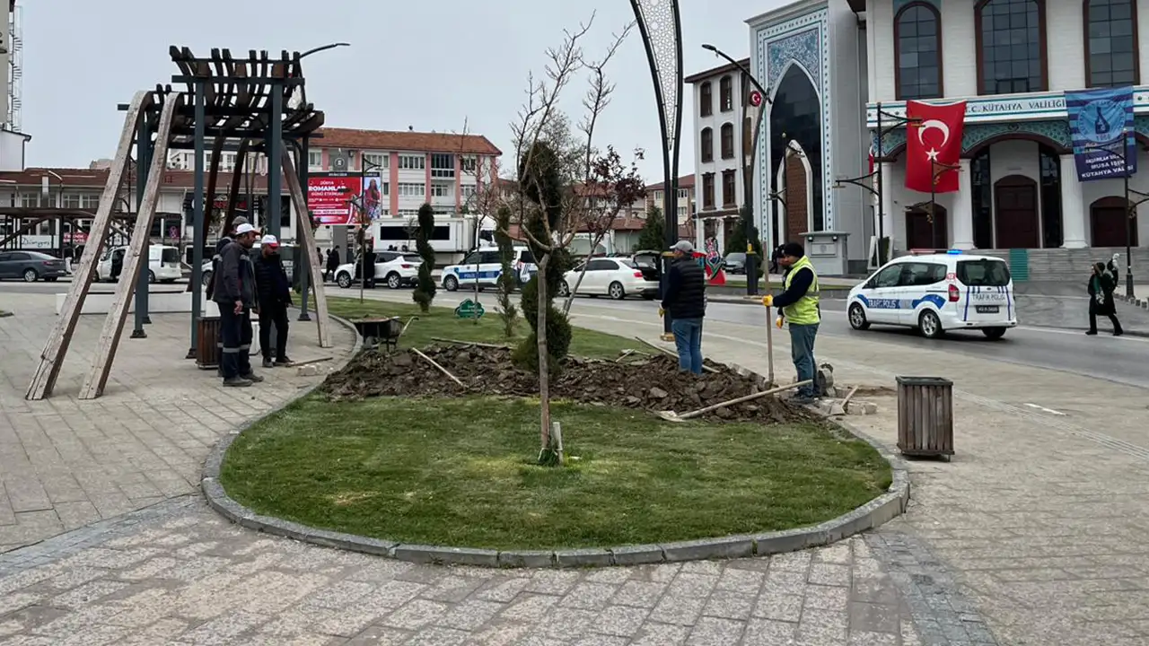 Kütahya’da Vazo Çevresinde Parke Taşları Yenilendi