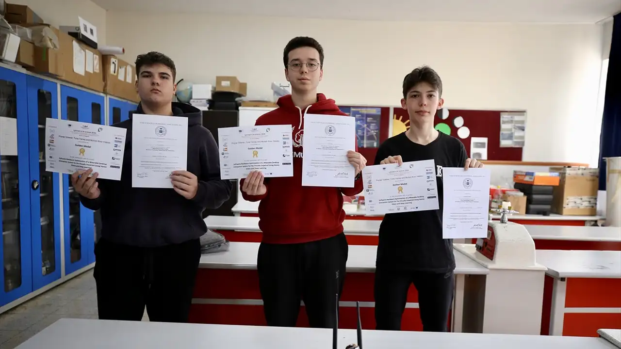 Liselilerin Görme Engelliler Için Geliştirdiği Robot Ödül Aldı 1