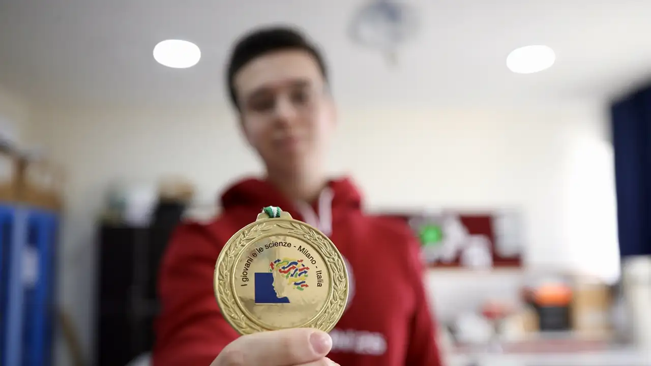 Liselilerin Görme Engelliler Için Geliştirdiği Robot Ödül Aldı 2