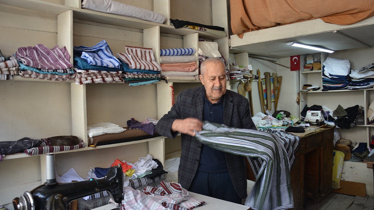 Manisa Demirci’de Terzi Yaşar Öztemel Nostaljik Çizgili Pijamaları Yaşatıyor 1