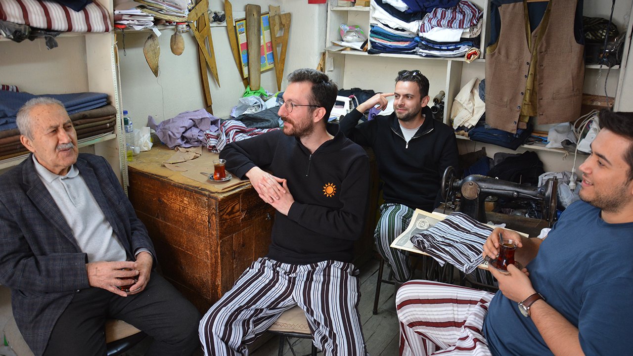 Manisa Demirci’de Terzi Yaşar Öztemel Nostaljik Çizgili Pijamaları Yaşatıyor 2