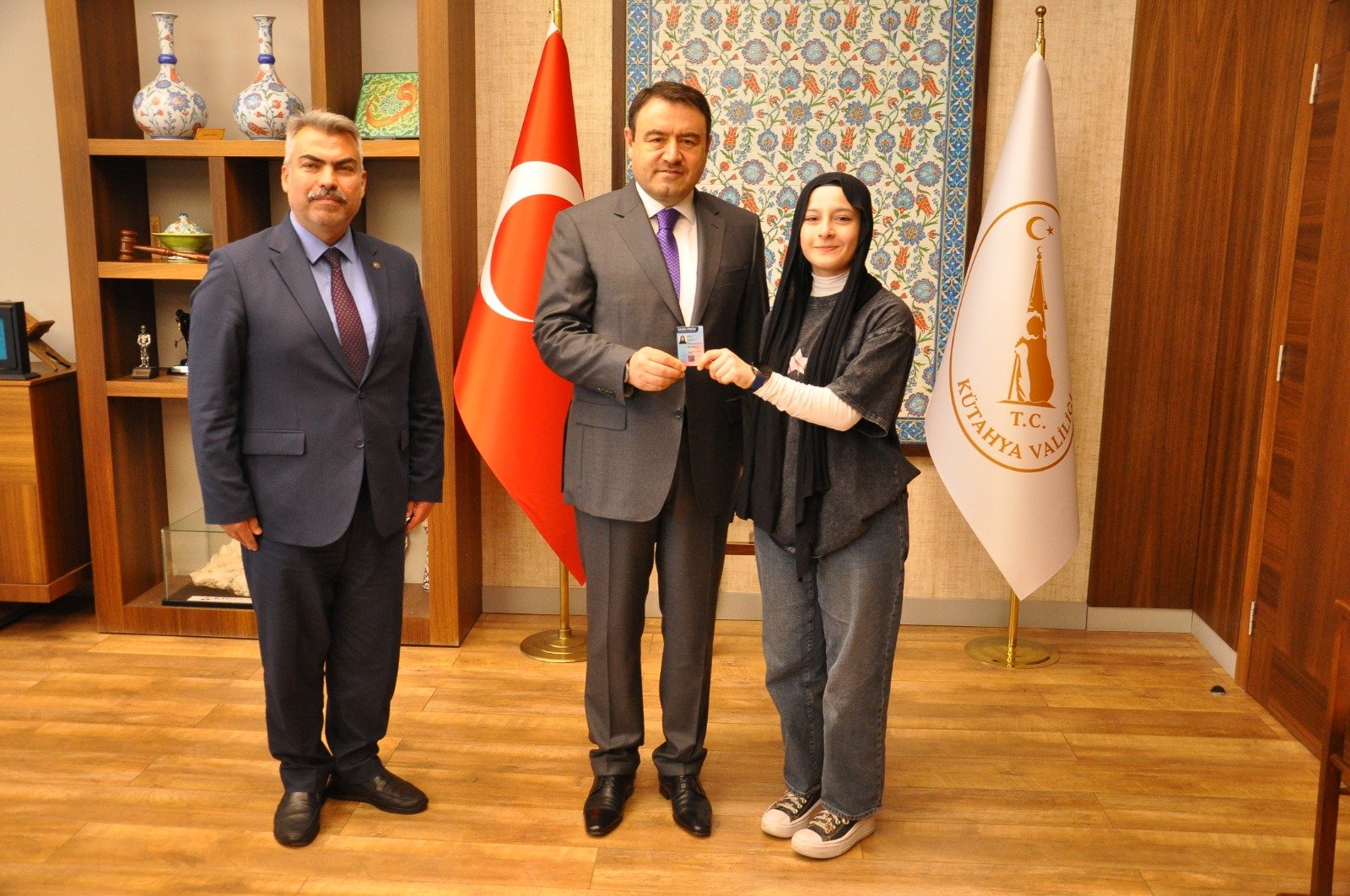 Mesai arkadaşımız basın kartını Kütahya Valisi Işın’dan aldı