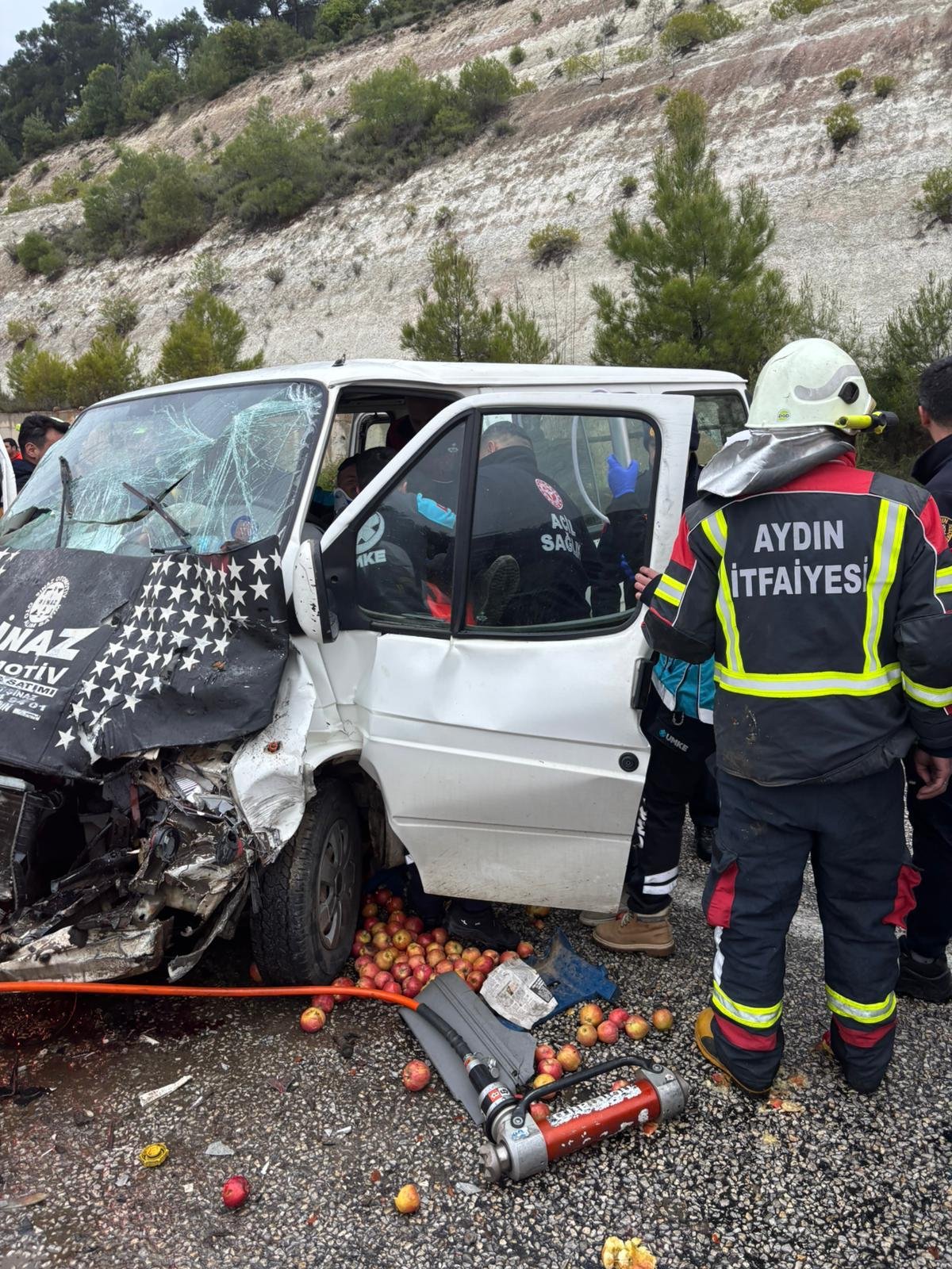 Aydın Karacasu’da minibüs ile pikap çarpıştı 5 yaralı-1