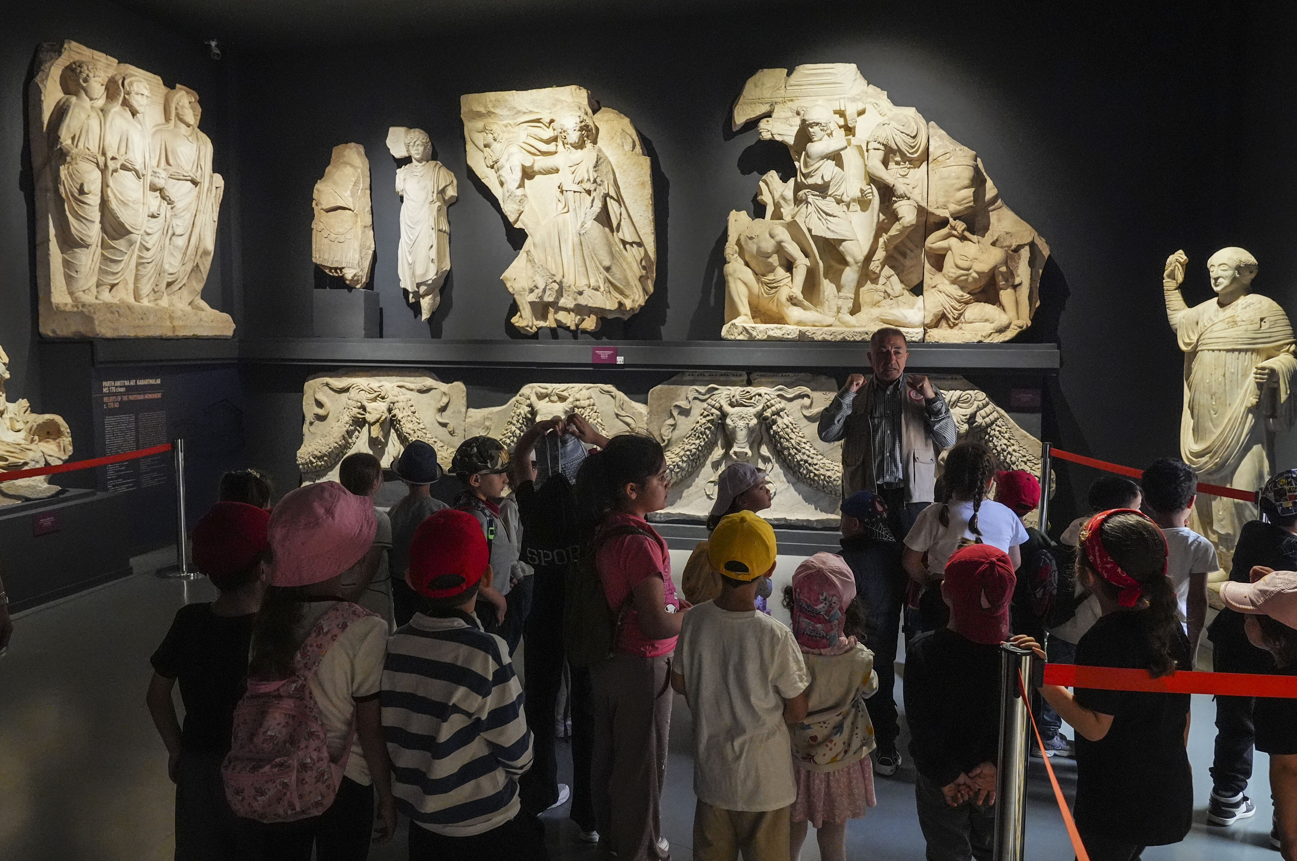 Geleceğin “kültür koruyucuları” Efes’te yetişiyor-1