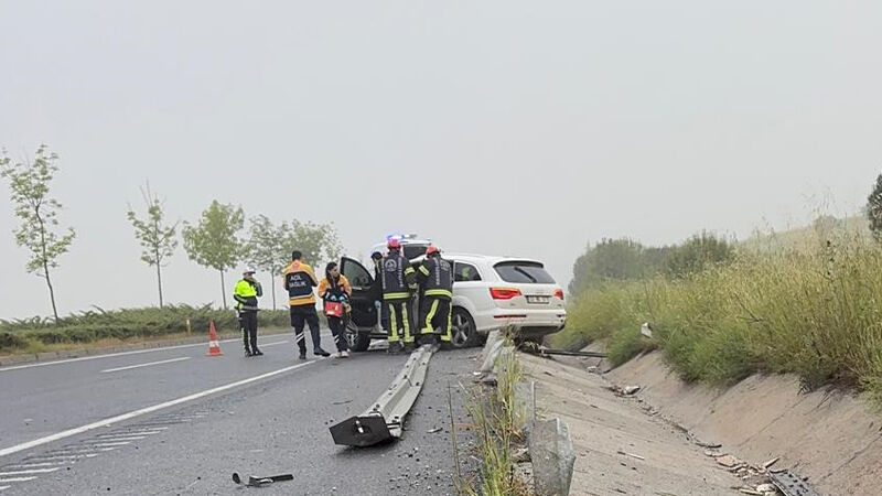 Denizli’de Bariyere Saplanan Otomobilin Sürücüsü Hayatını Kaybetti (1)