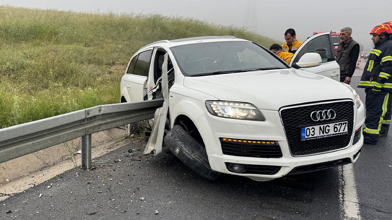Denizli’de Bariyere Saplanan Otomobilin Sürücüsü Hayatını Kaybetti (3)