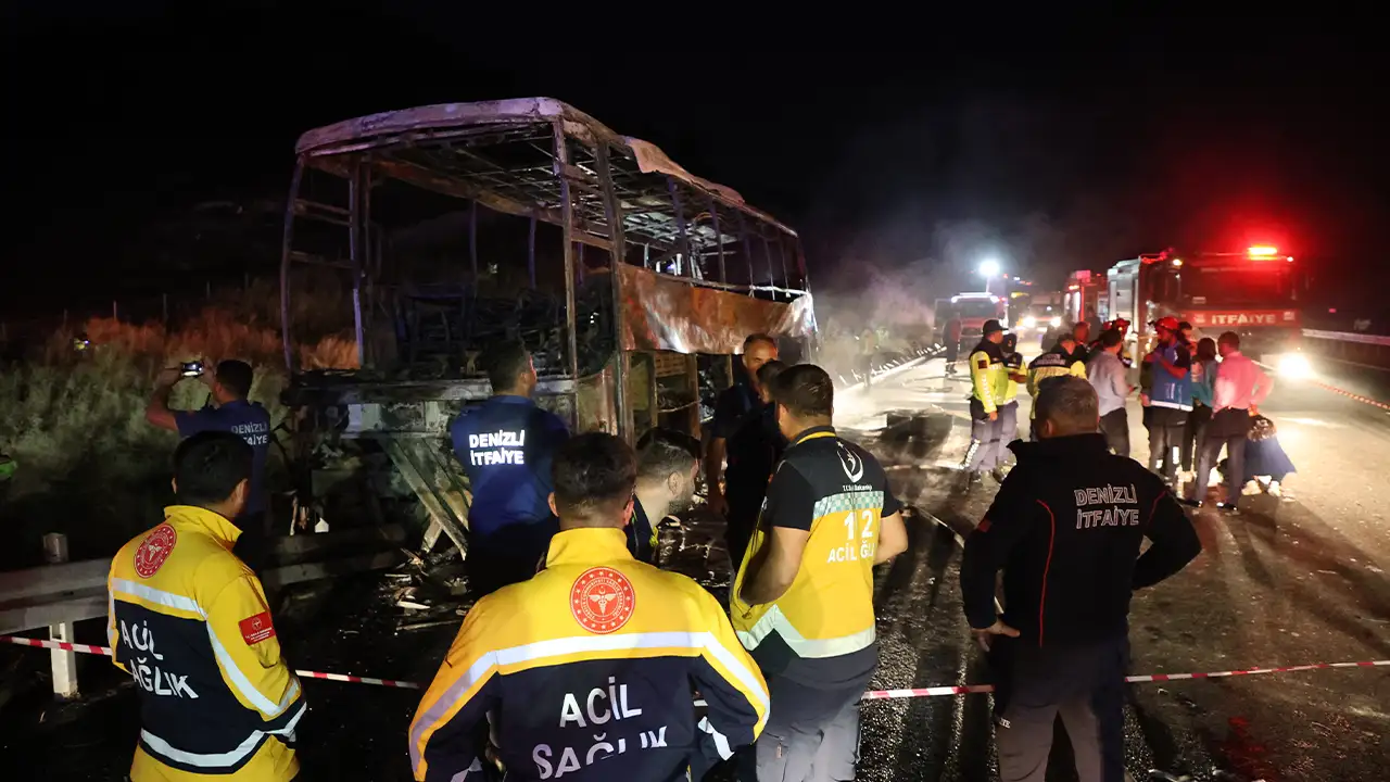 Denizli'de Yolcu Otobüsü Bariyere Çarptı, Alev Aldı2