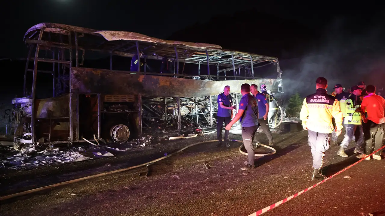 Denizli'de Yolcu Otobüsü Bariyere Çarptı, Alev Aldı3