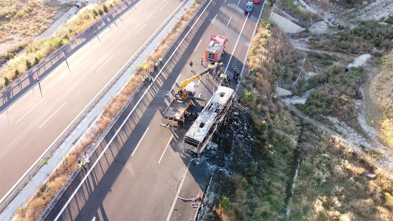 Denizli'de Yolcu Otobüsü Bariyere Çarptı, Alev Aldı5