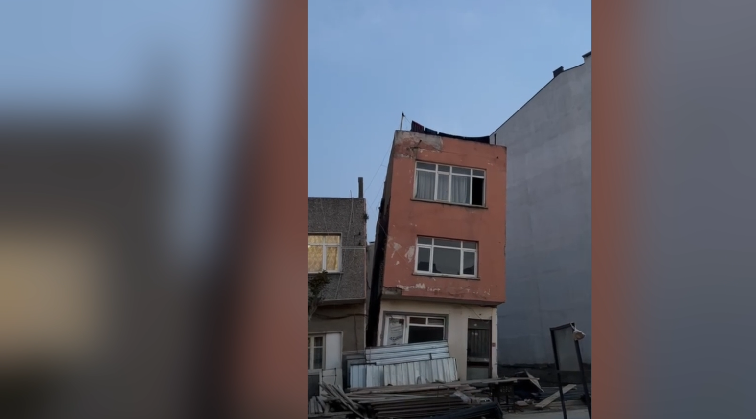 Balıkesir’de temel kazısı yapılan 3 katlı bina çöktü-2