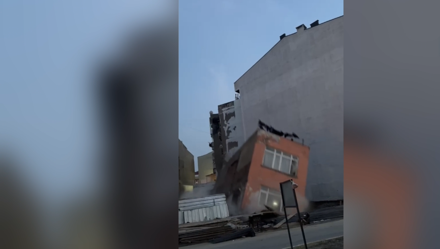 Balıkesir’de temel kazısı yapılan 3 katlı bina çöktü