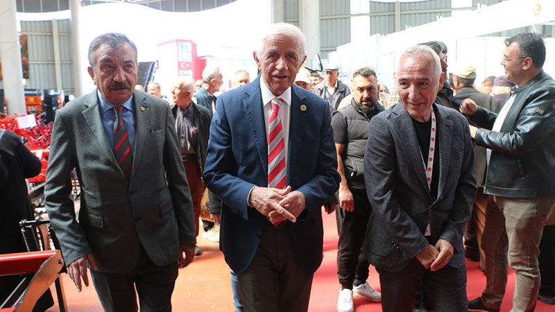 İş Insanı Nafi Güral, Kütahya Tarım Fuarı’nı Ziyaret Etti (1)