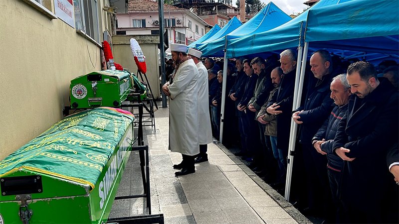 Kazada Ölen Aynı Aileden 4 Kişi Kütahya'da Defnedildi (5)