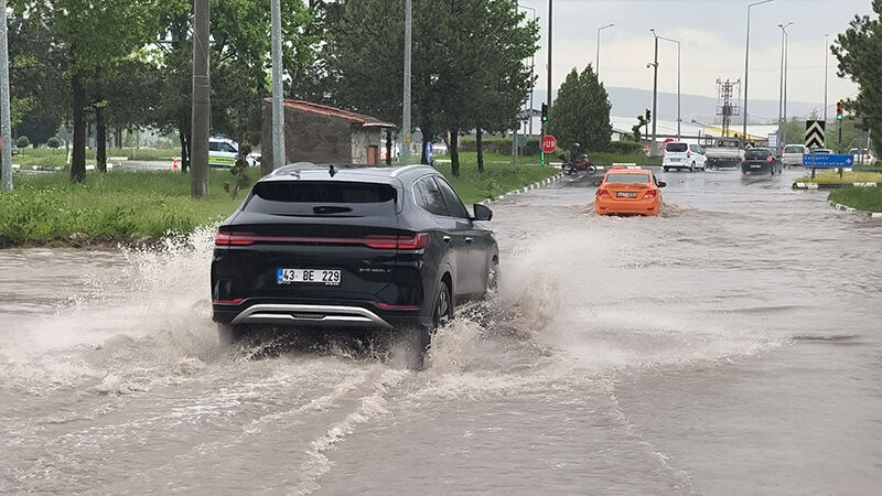 Kütahya'da Aniden Bastıran Dolu Ve Sağanak Ulaşımı Etkiledi (1)