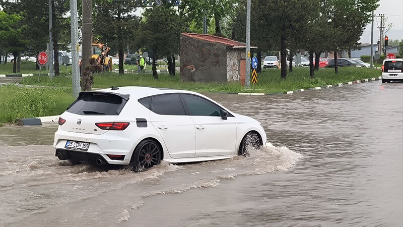 Kütahya'da Aniden Bastıran Dolu Ve Sağanak Ulaşımı Etkiledi (2)