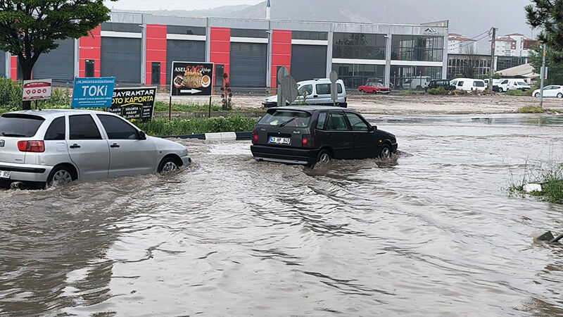 Kütahya'da Aniden Bastıran Dolu Ve Sağanak Ulaşımı Etkiledi (4)