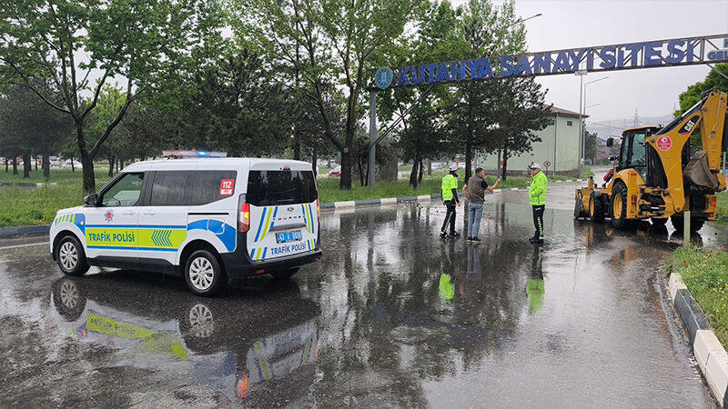 Kütahya'da Aniden Bastıran Dolu Ve Sağanak Ulaşımı Etkiledi (5)