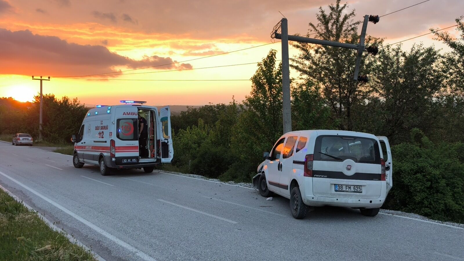 Kütahya'da Araç Elektrik Direğine Çarptı, Elektrikler Kesildi3