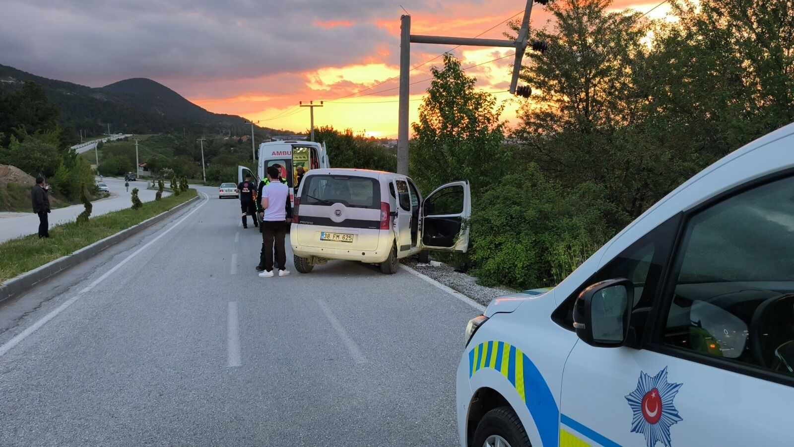 Kütahya'da Araç Elektrik Direğine Çarptı, Elektrikler Kesildi4
