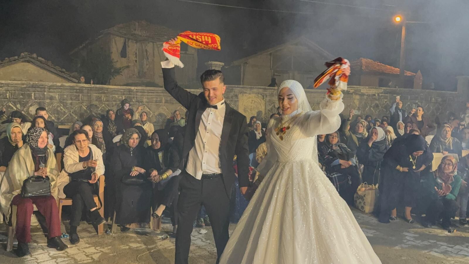 Kütahya’da Fanatik Damat Ve Gelin Şampiyonluğu Düğün Meydanında Kutladı (1)