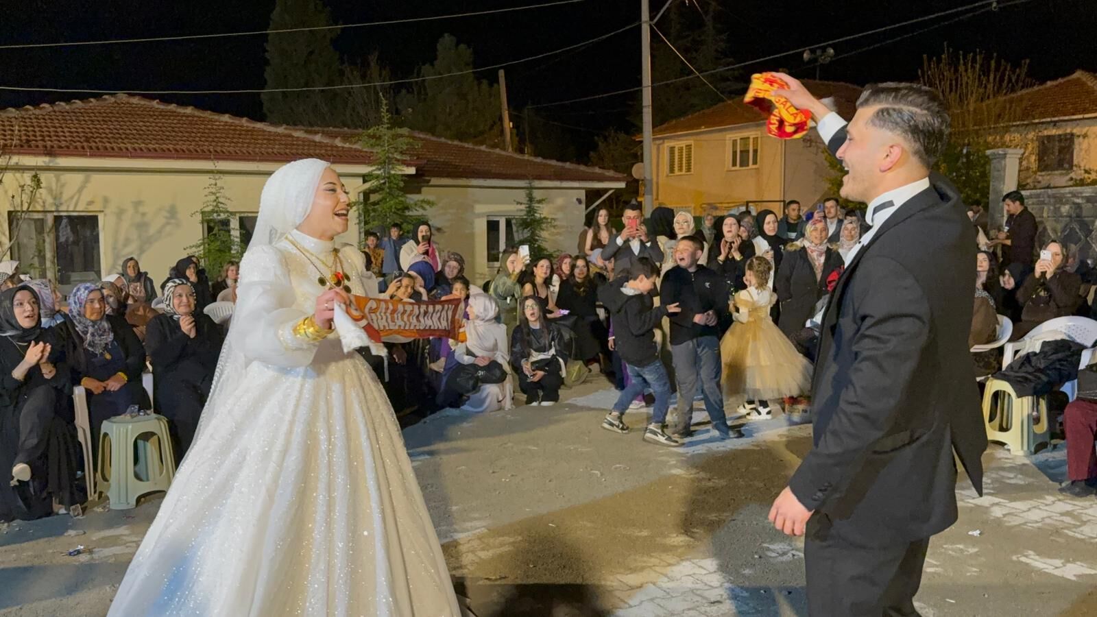 Kütahya’da Fanatik Damat Ve Gelin Şampiyonluğu Düğün Meydanında Kutladı (2)