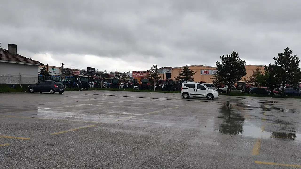 Kütahya’da Havalar Soğudu, Araba Pazarı Boş Kaldı 7