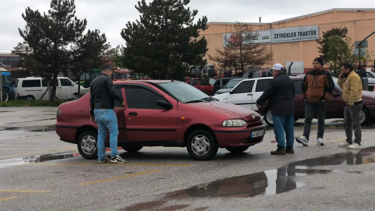 Kütahya’da Havalar Soğudu, Araba Pazarı Boş Kaldı 8
