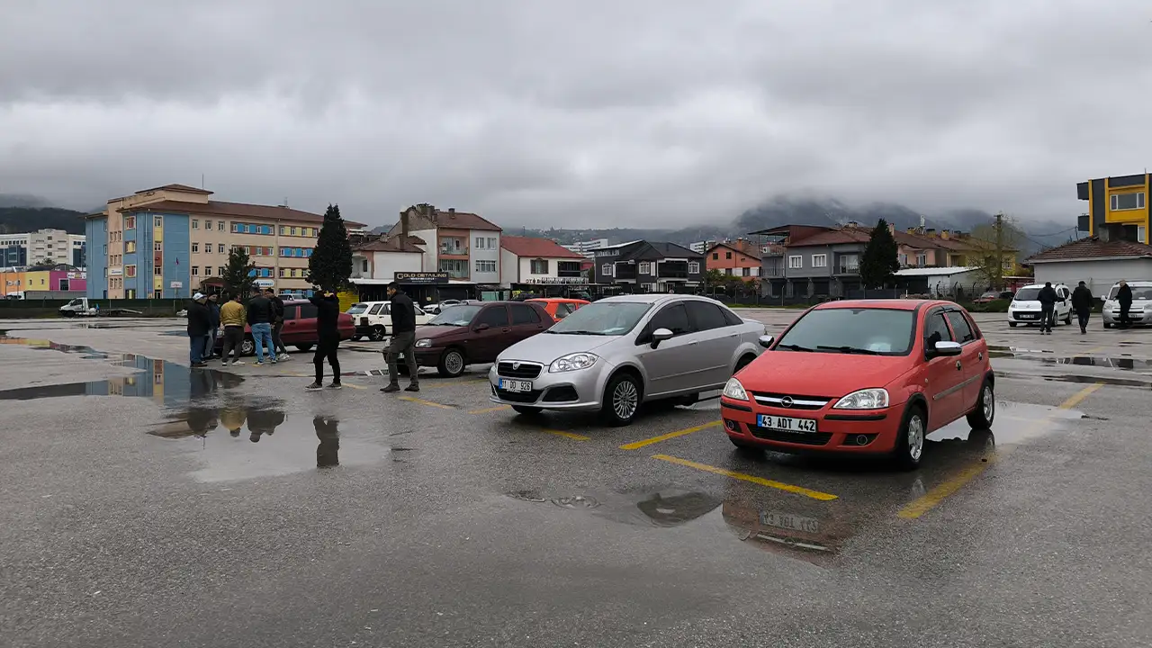 Kütahya’da Havalar Soğudu, Araba Pazarı Boş Kaldı4