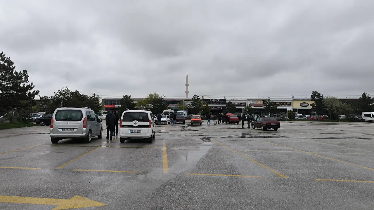 Kütahya’da Havalar Soğudu, Araba Pazarı Boş Kaldı5