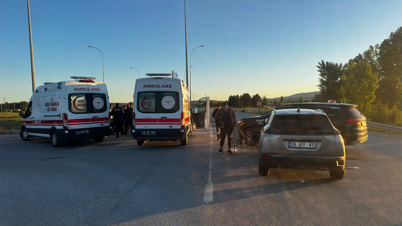 Kütahya’da Iki Otomobil Çarpıştı 3 Yaralı2