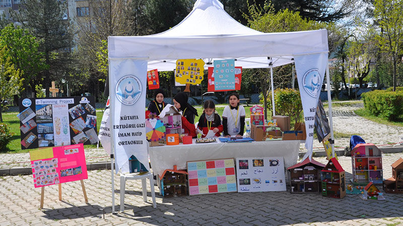 Kütahya’da Imam Hatip Öğrencilerinden Yabancı Dil Şenliği (3)-1