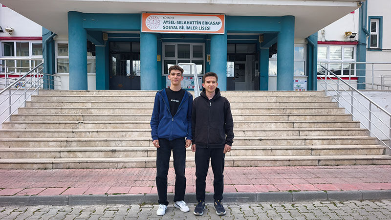 Kütahya’da Lise Öğrencileri Bulduğu Parayı Polise Teslim Etti (4)