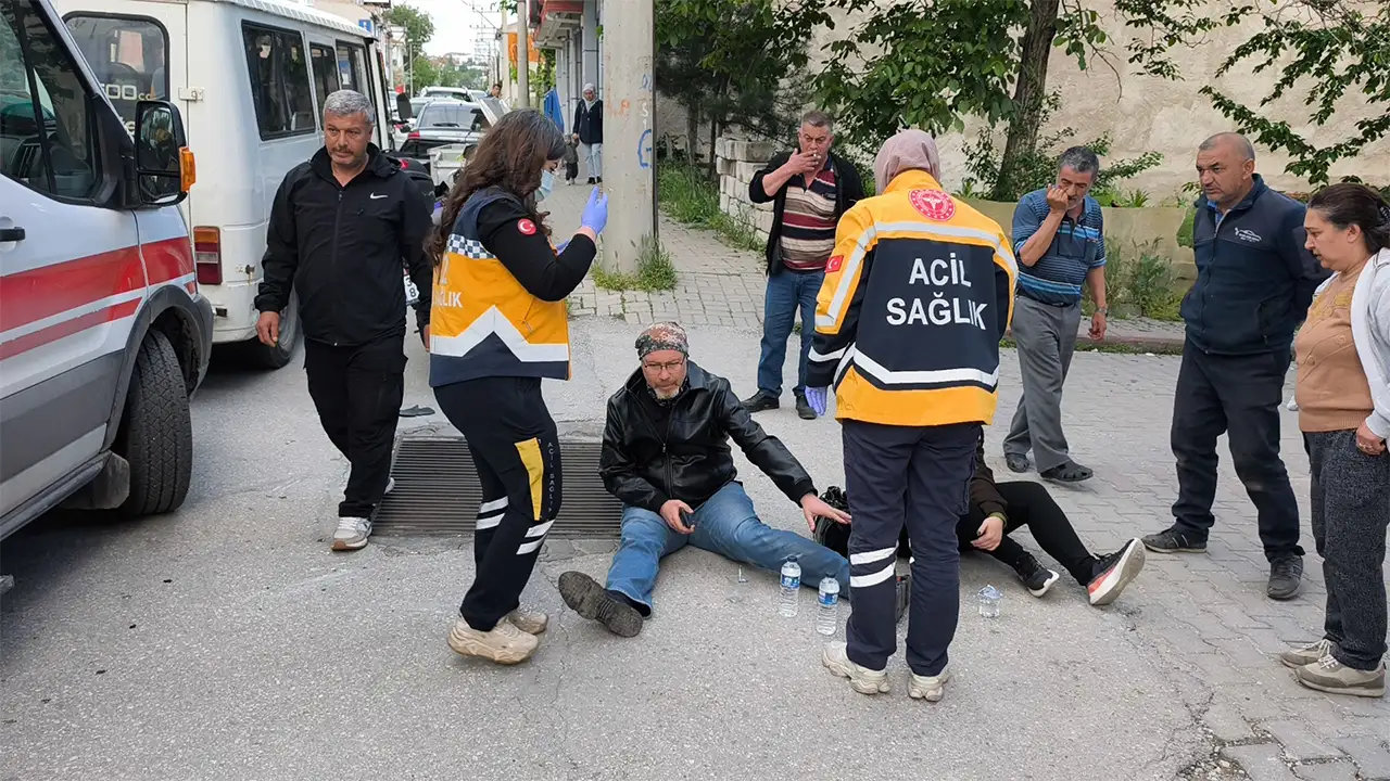 Kütahya’da Minibüs Ile Motosiklet Çarpıştı, 2 Yaralı6