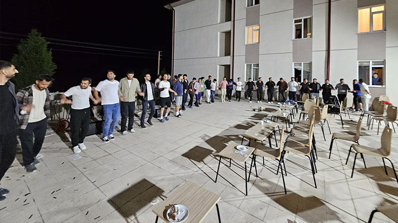 Kütahya’da Orhan Gencebay’dan Üniversite Öğrencilerine Sürpriz (1)-1