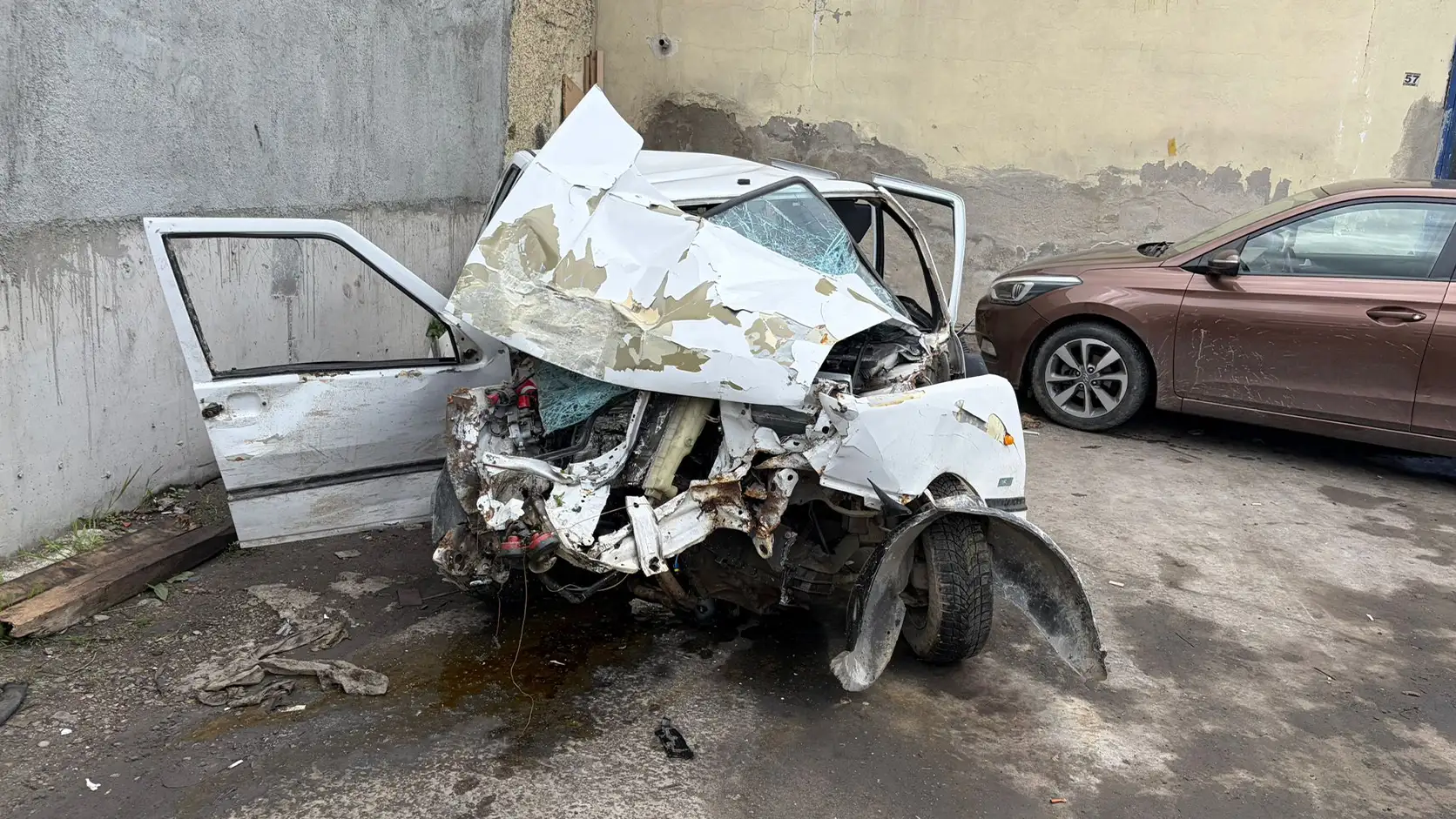 Kütahya'da Otomobil Beton Duvara Çarptı, Ölü Ve Yaralılar Var6