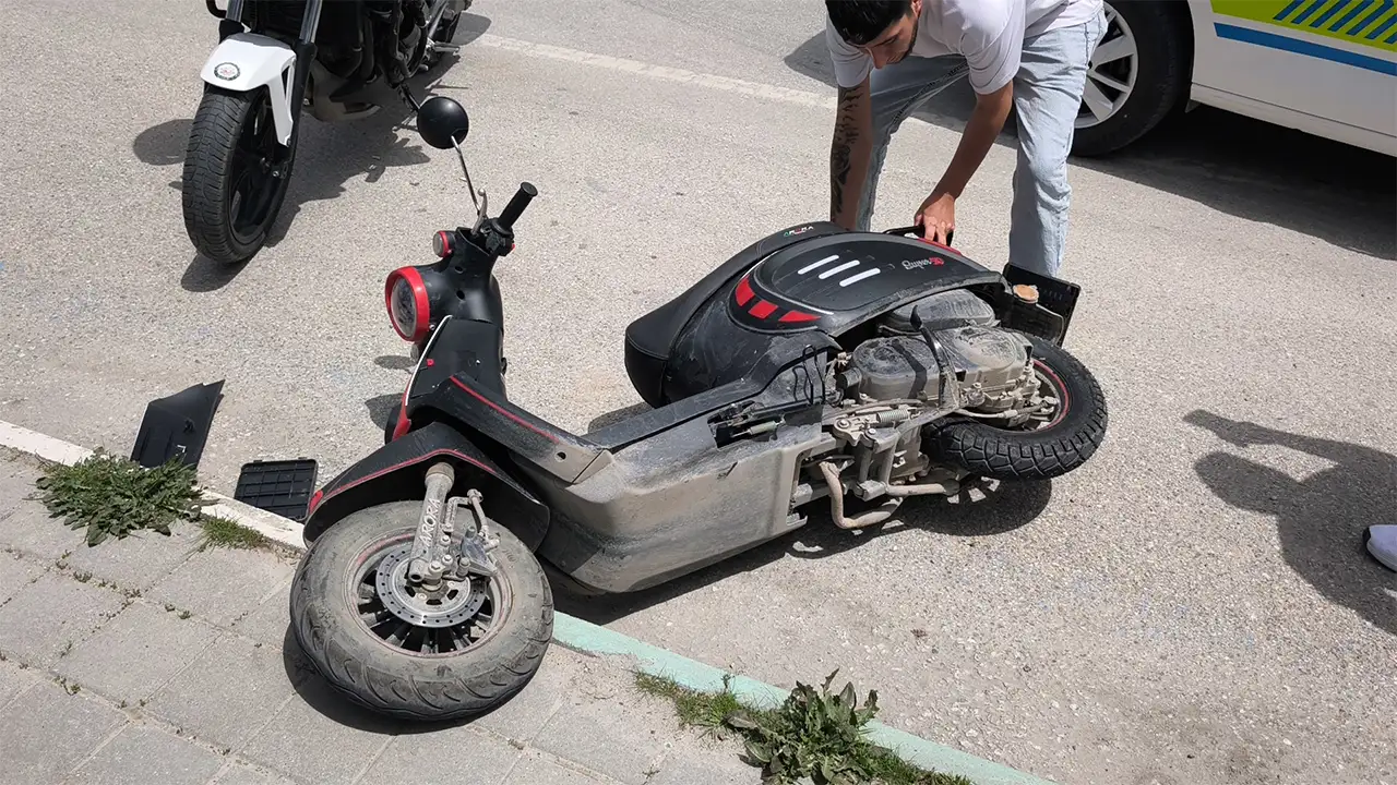 Kütahya’da Otomobil Ile Elektrikli Motosiklet Çarpıştı1