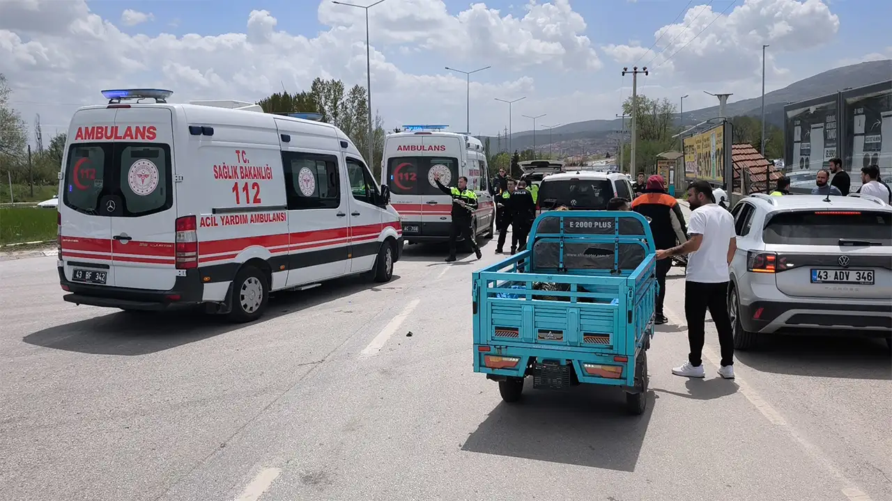 Kütahya’da Otomobil Ile Elektrikli Motosiklet Çarpıştı3
