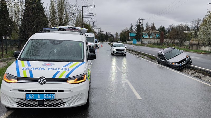Kütahya'da Otomobil Su Tahliye Kanalına Uçtu, Anne Yaralandı (1)