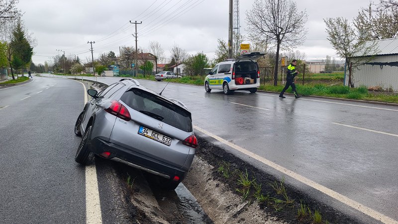 Kütahya'da Otomobil Su Tahliye Kanalına Uçtu, Anne Yaralandı (2)