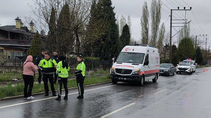 Kütahya'da Otomobil Su Tahliye Kanalına Uçtu, Anne Yaralandı (3)