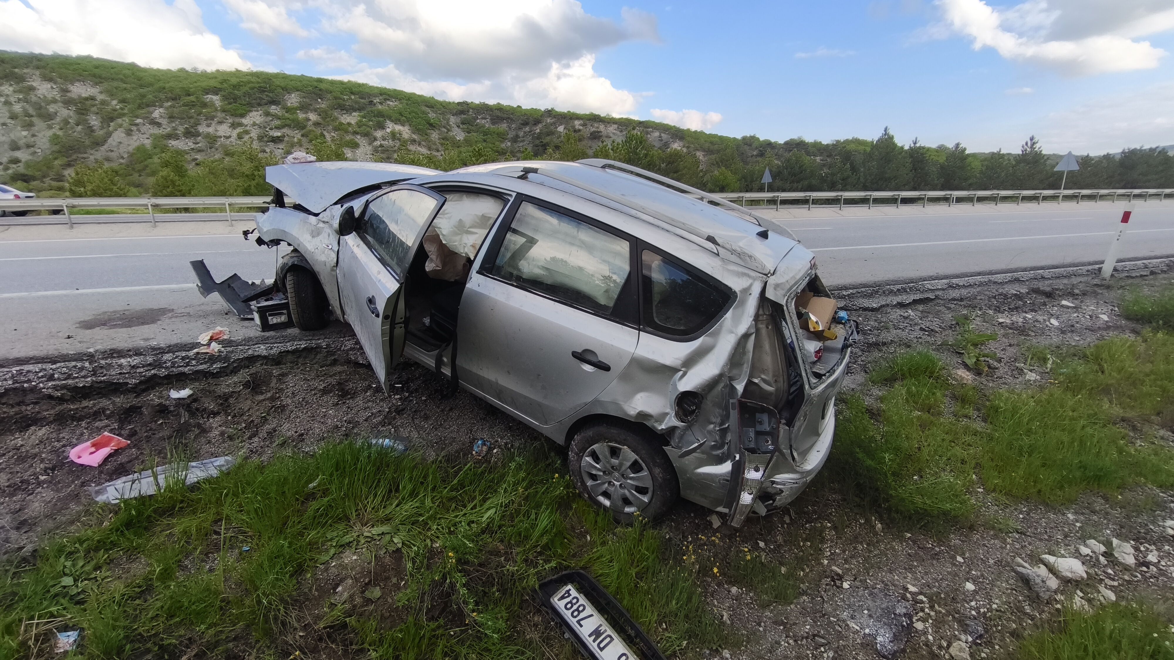 Kütahya’da Otomobil Yoldan Çıkarak Toprak Alana Çarptı (1)
