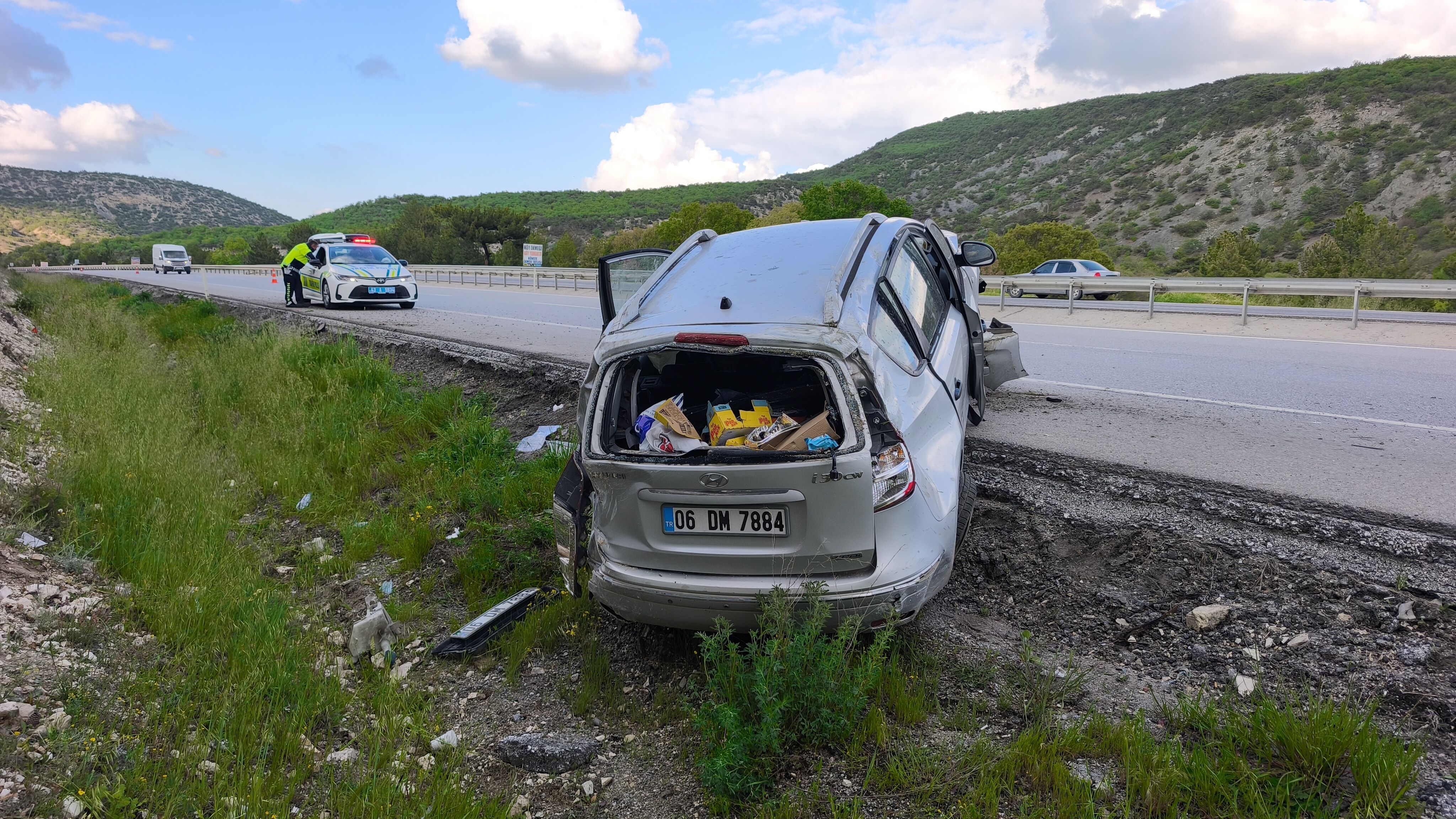 Kütahya’da Otomobil Yoldan Çıkarak Toprak Alana Çarptı (2)